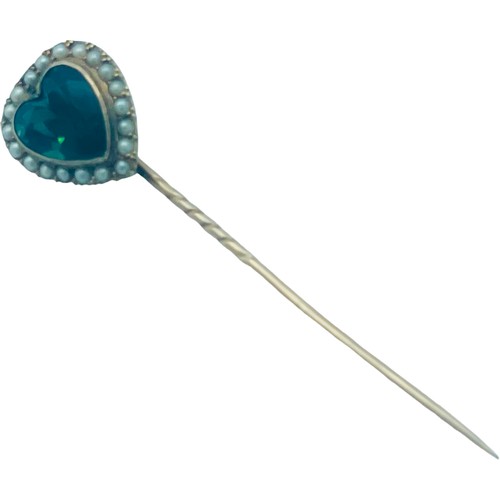 170 - A 15ct gold and 9ct gold stick pin, set with a heart shaped faceted green stone, surrounded by seed ... 