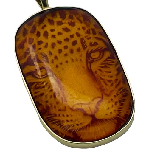 184 - A 14ct yellow gold cushion cut amber pendant, with sharp Cheetah icon, on a 14ct yellow gold rope ch... 