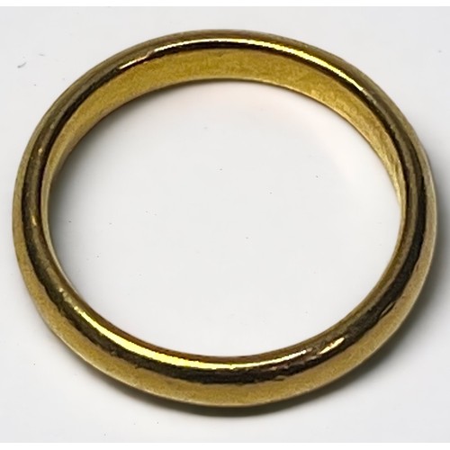 204 - A 22ct gold wedding band, gross weight approximately 6.8g