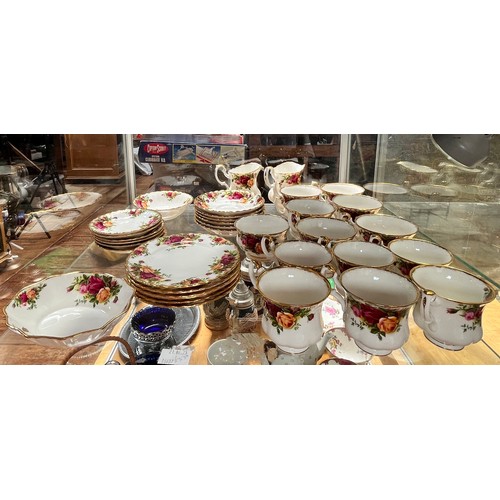 49 - A 35-piece Royal Albert ‘Old Country Roses’ pattern part tea service, comprising cups, saucers and p... 