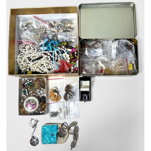 258 - A quantity of assorted silver and costume jewellery, to include, a silver ring set with a large face... 