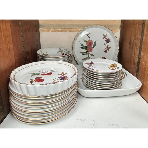 50 - An extensive Royal Worcester ‘Evesham’ pattern tea, coffee and dinner service comprising serving dis... 