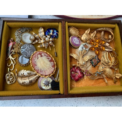 255 - A quantity of costume jewellery and ladies watches and including a pair of silver '8' cufflinks, sil... 