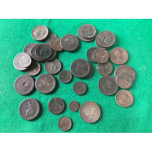 255 - A box of British and foreign coins mostly 20th century but there are some later and a number of earl... 