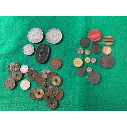 255 - A box of British and foreign coins mostly 20th century but there are some later and a number of earl... 