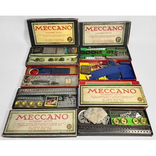 555 - Six various boxed Meccano Accessory Outfit kits, comprising, variations of 1a outfit kit and 3a, all... 