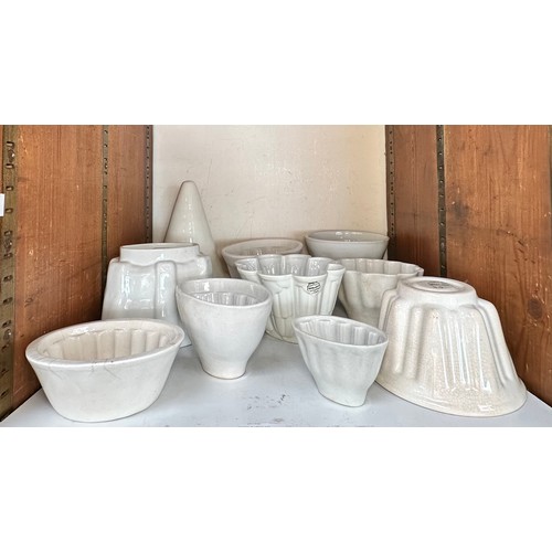 25 - A collection of twenty-one assorted ceramic and metal jelly moulds in various sizes and shapes, incl... 