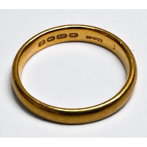 160 - A 22ct yellow gold wedding wedding ring, weight 4.93g.