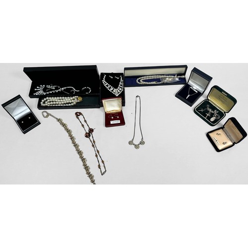 122 - A collection of assorted jewellery including a 9ct gold bangle and a 9ct gold heart-shaped padlock c... 