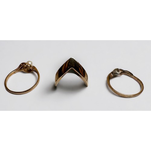 184 - A 9ct gold double wishbone ring, weighs 2.6 grams, 9ct bi-colour gold ring, 1.2 grams and a 9ct gold... 