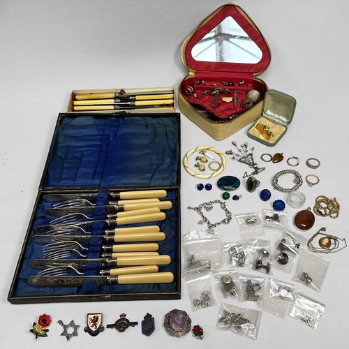 88 - A collection of assorted silver and costume jewellery including brooches chains, earrings, a links o... 