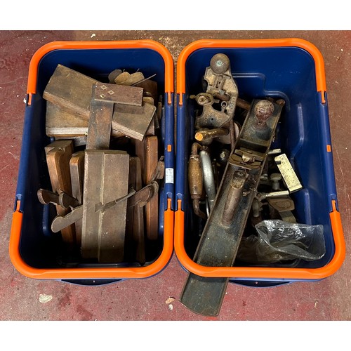 448 - A good collection of assorted vintage carpentry tools including a Record no.405 multi-plane, various... 