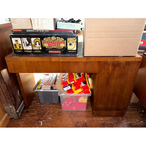 355 - An Art Deco walnut veneered desk with black tooled leather scribe to top, above two frieze drawers, ... 