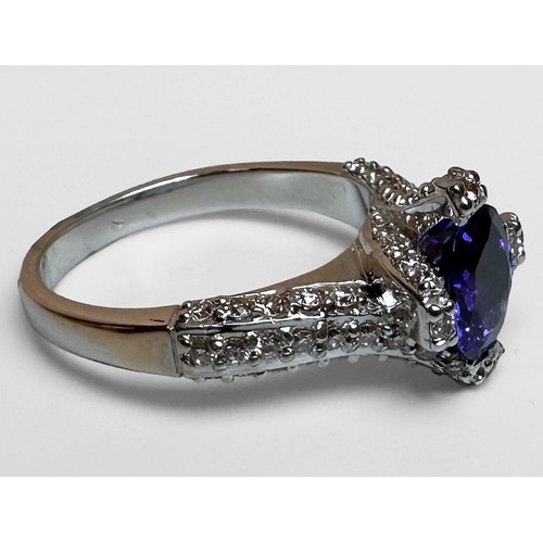 68 - An 18ct white gold dress ring, set with a round faceted tanzanite to the centre, with 3 x rows of pa... 