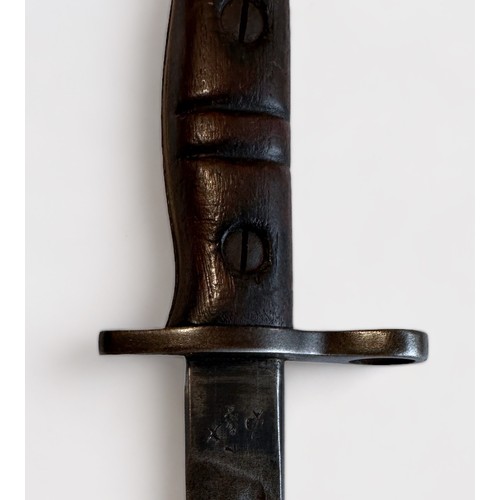 424 - A British WW1 1913 Pattern Rifle Bayonet, with 43cm / 17-inch fullered blade, cross-guard with muzzl... 