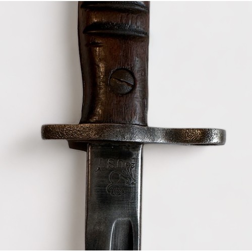 422 - A WW1 US rifle bayonet, with 43cm / 17-inch fullered blade, coss-guard with muzle ring, two-piece wo... 