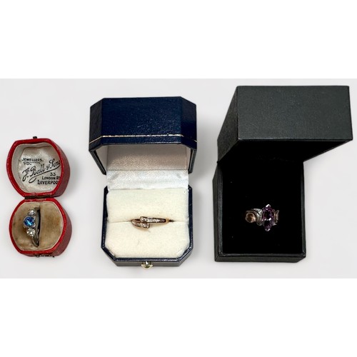 118 - A small collection of assorted jewellery including two 9ct gold rings and a 9ct gold pendant and cha... 