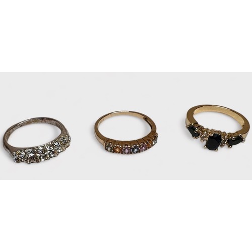 118 - A small collection of assorted jewellery including two 9ct gold rings and a 9ct gold pendant and cha... 