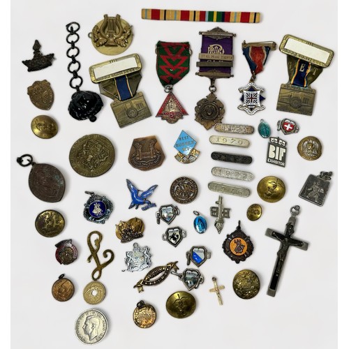 584 - A small quantity of military badges, buttons and insignia, together with 'RAF' and 'The Buffs' silve... 