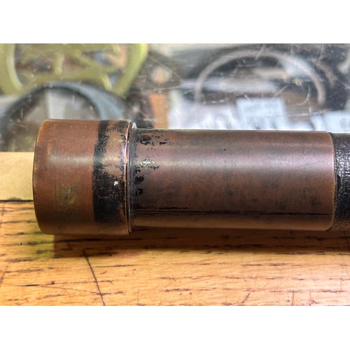 407 - A WW1 Admiralty Pattern sighting telescope, x15 magnification, single leather-bound brass tube, rear... 