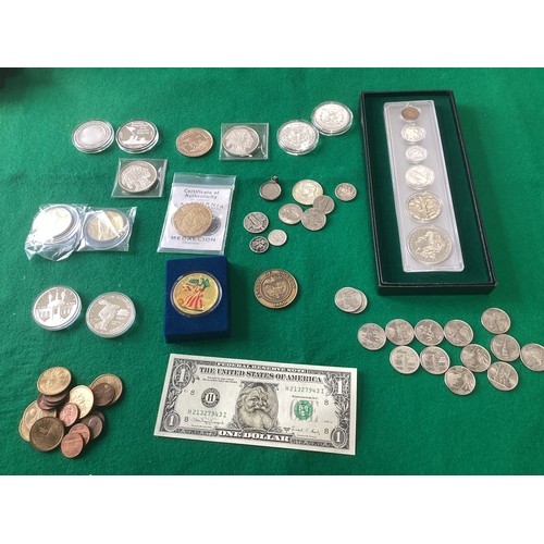 302 - A quantity of commemorative, silver and other USA coins, all in our first photo. This lot includes t... 