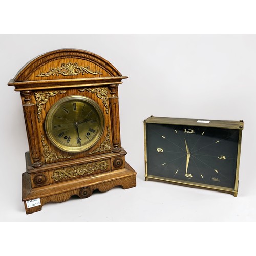 386 - An Edwardian oak-cased mantel clock, with eight-day spring driven movement striking a gong, brass di... 