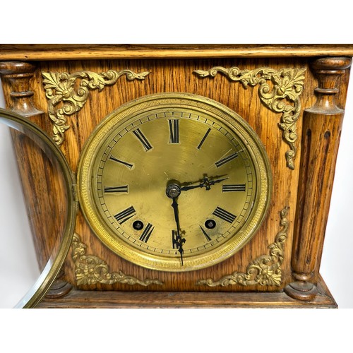 386 - An Edwardian oak-cased mantel clock, with eight-day spring driven movement striking a gong, brass di... 