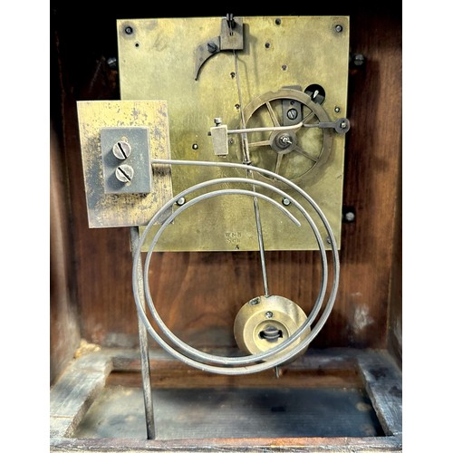 386 - An Edwardian oak-cased mantel clock, with eight-day spring driven movement striking a gong, brass di... 