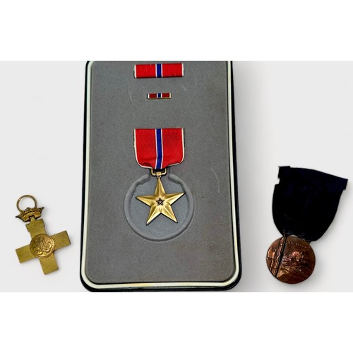 430 - An Italian East Africa Campaign Medal 1936, A Spanish Cross of Military Merit (Civil War), and a Uni... 