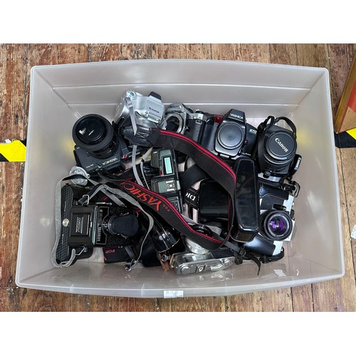 384 - A good quantity of vintage camera equipment, including Canon EOS 400D with 18-55 Canon lens, 2x Yash... 