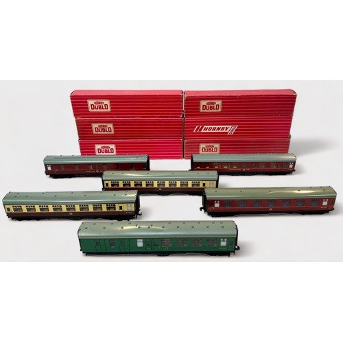 478 - Thirteen various boxed Hornby-Dublo rolling stock, corridor coaches, restaurant cars, etc., to inclu... 