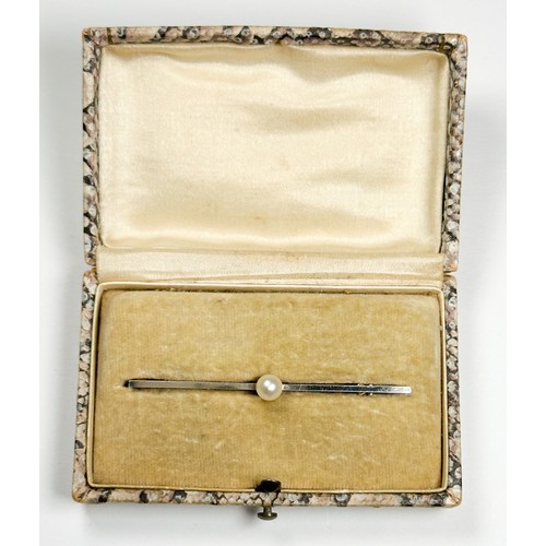 172 - A 14ct gold and platinum bar brooch, set with single pearl to the centre, weighs 3.2 grams.