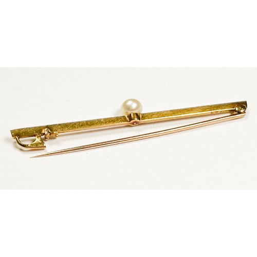 172 - A 14ct gold and platinum bar brooch, set with single pearl to the centre, weighs 3.2 grams.