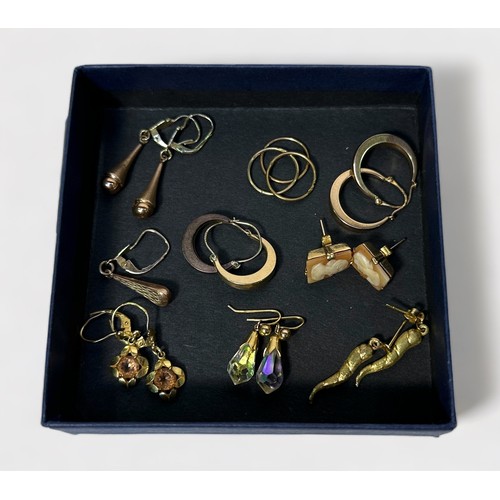 260 - A quantity of 9ct gold earrings, pairs and singles etc, 23.9g gross