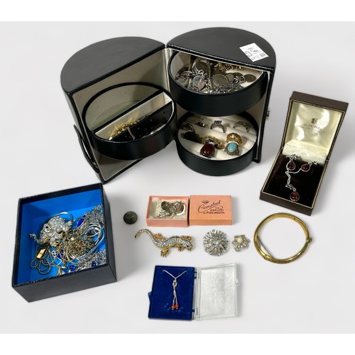 253 - A small collection of assorted costume jewellery including a silver and amber necklace and earring s... 