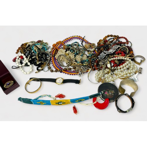 263 - A collection of assorted vintage costume jewellery, including some silver items semi-precious stones... 