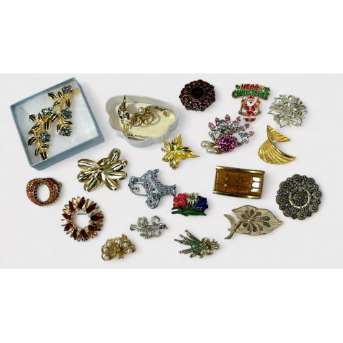 264 - A good collection of assorted white and yellow metal brooches