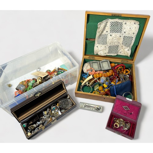 262 - A good collection of assorted antique and vintage costume jewellery, including rings, pill boxes, ba... 