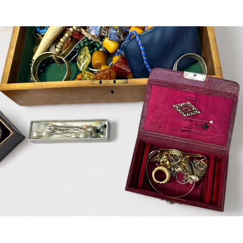 262 - A good collection of assorted antique and vintage costume jewellery, including rings, pill boxes, ba... 