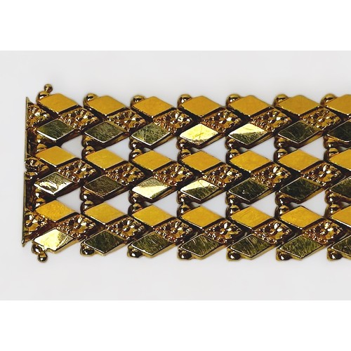 206 - An 18ct Gold bracelet of articulated lozenge design, with sliding lock and safety clips, 3cm wide x ... 