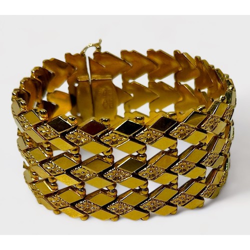 206 - An 18ct Gold bracelet of articulated lozenge design, with sliding lock and safety clips, 3cm wide x ... 