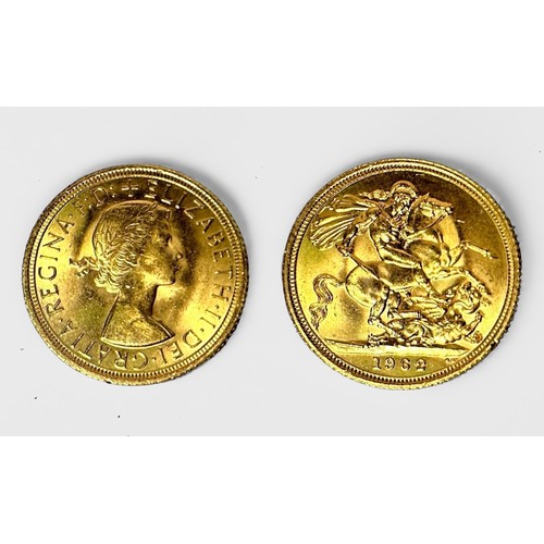 315 - An ERII 1962 22ct gold sovereign, gross weight approximately 8g