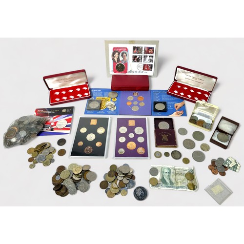 317 - A small quantity of assorted coins, comprising, loose GB and world circulated currency, various crow... 