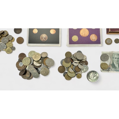 317 - A small quantity of assorted coins, comprising, loose GB and world circulated currency, various crow... 