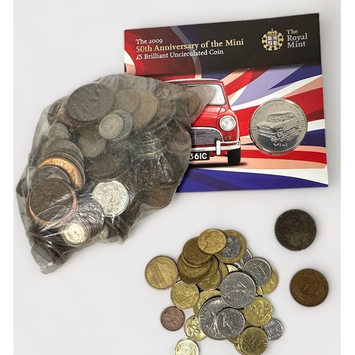 317 - A small quantity of assorted coins, comprising, loose GB and world circulated currency, various crow... 