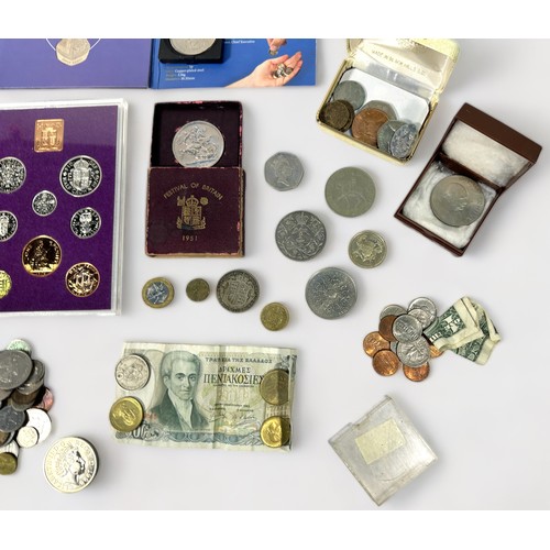 317 - A small quantity of assorted coins, comprising, loose GB and world circulated currency, various crow... 