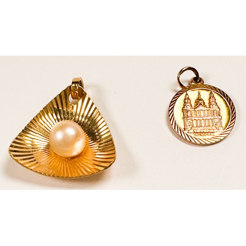 244 - An 18ct yellow gold triangular shaped pendant, centrally set with a single cultured pearl in a sunbu... 