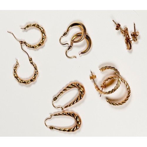 249 - Four various pairs of 9ct gold earrings, and one 9ct gold single drop earring, total weight 4.2 gram... 