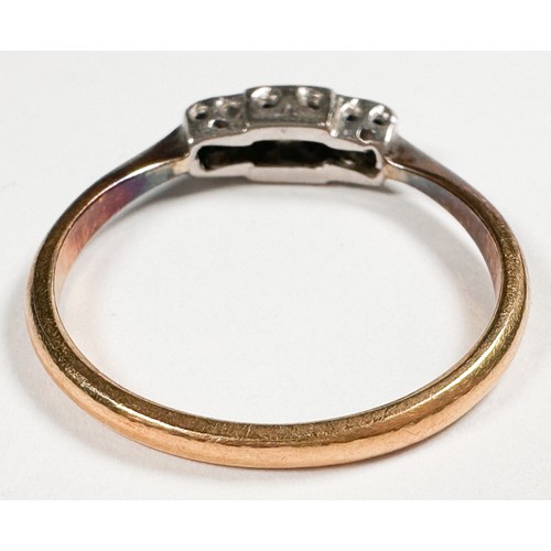 258 - An 18ct gold and platinum ring, set with three old-cut diamonds, estimated total diamond weight 0.10... 