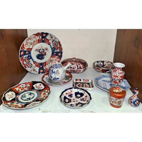 97 - A collection of assorted oriental ceramics comprising, Imari, Kutani and blue and white, etc. includ... 